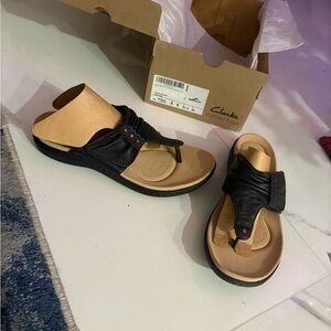 Clarks Black and Tan Toe-Loop woman’s narrow Sandals